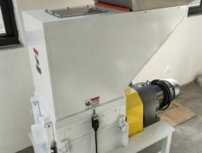 Slow Speed Crusher crushing various defective products made of rigid plastics and brittle plastics such as PC, nylon, ABS etc. PN1-CH 5HP