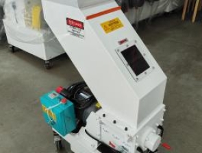 Medium Speed Crusher Feeding hopper employs double layers of stainless steel with superior sound-proof, durable structure&excellent appearance PN1-CH 8K