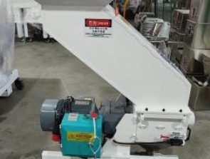 Medium Speed Crusher It is not only suitable for granulating rigid engineering plastics but also soft plastics PN1-CH 10K